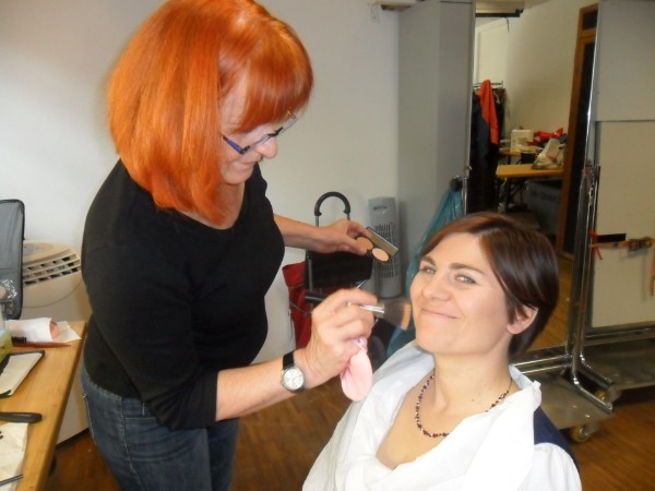 Bernadett beim Schminken...