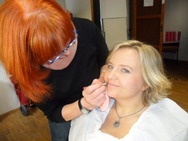 Annette beim Schminken...
