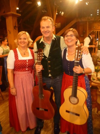 Der Willi mit meiner Gitarre! Sollen wir tauschen??